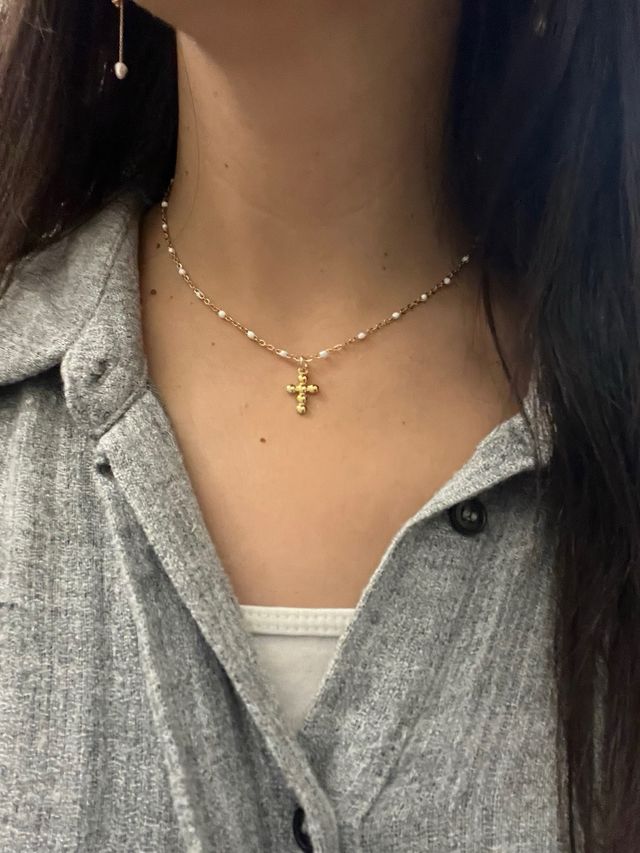 Collar cruz dorada cadena dorada bolitas blancas.