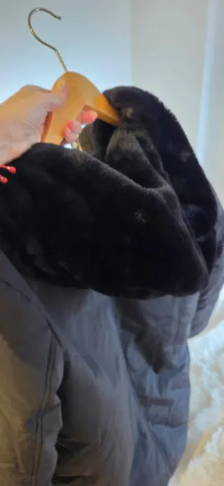 Abrigo ZARA Negro con Forro de Pelo