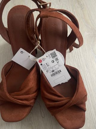 Zapatos de tacón Stradivarius marrones 