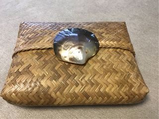 clutchBolso de mano de fibras naturales con concha