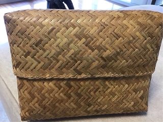 clutchBolso de mano de fibras naturales con concha