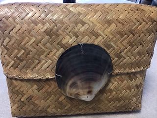 clutchBolso de mano de fibras naturales con concha