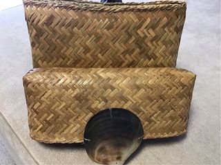 clutchBolso de mano de fibras naturales con concha