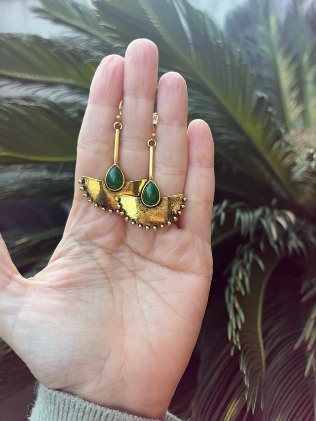 Pendientes dorados con piedra verde
