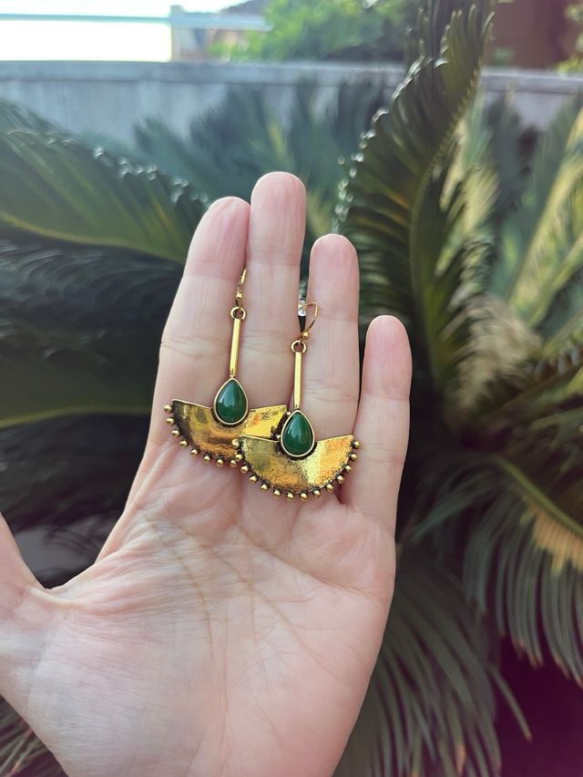 Pendientes dorados con piedra verde