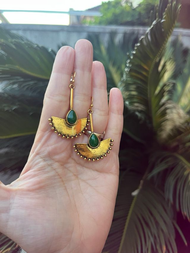 Pendientes dorados con piedra verde