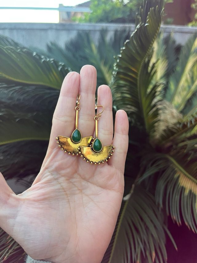 Pendientes dorados con piedra verde