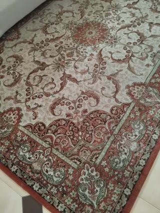 Alfombra de tela beige y roja