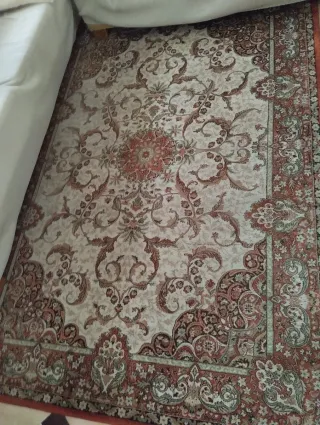 Alfombra de tela beige y roja