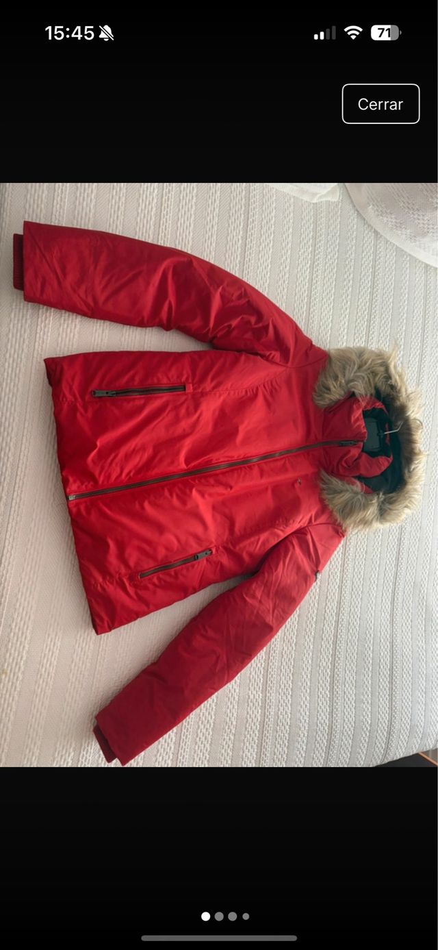 Chaqueta roja con capucha y pelo