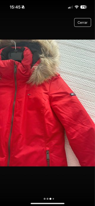 Chaqueta roja con capucha y pelo