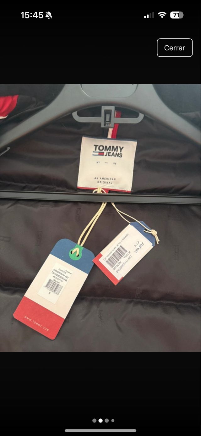 Chaqueta roja con capucha y pelo