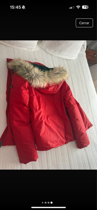 Chaqueta roja con capucha y pelo