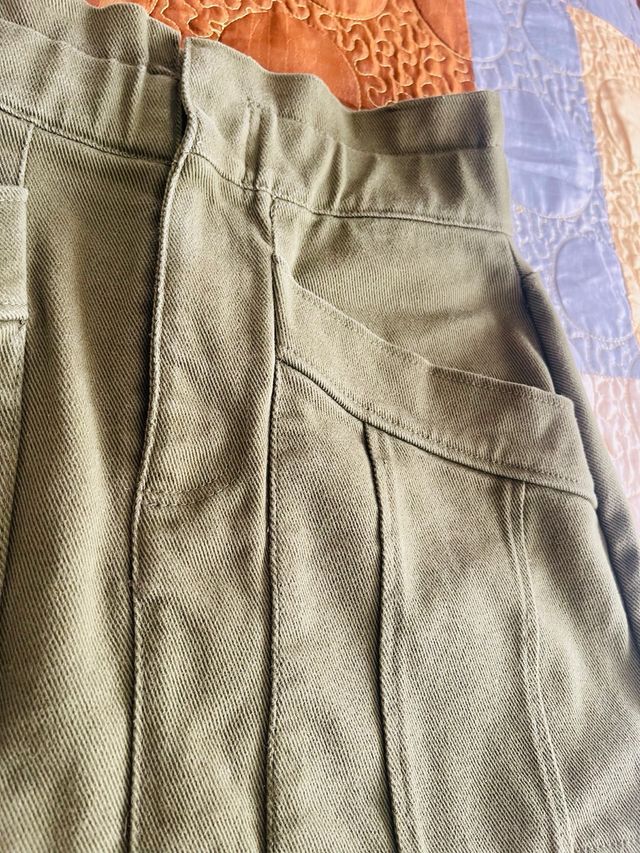 Falda Zara verde con bolsillos grandes