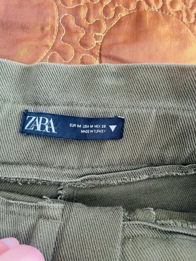 Falda Zara verde con bolsillos grandes