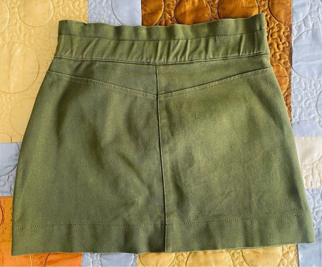 Falda Zara verde con bolsillos grandes