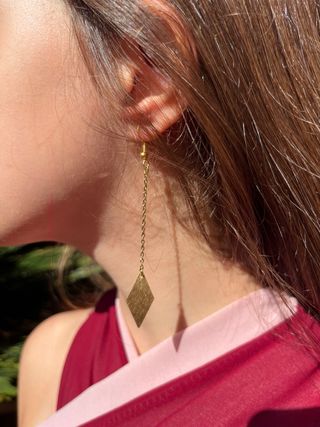 Pendientes largos dorados con rombo