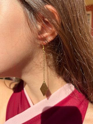 Pendientes largos dorados con rombo