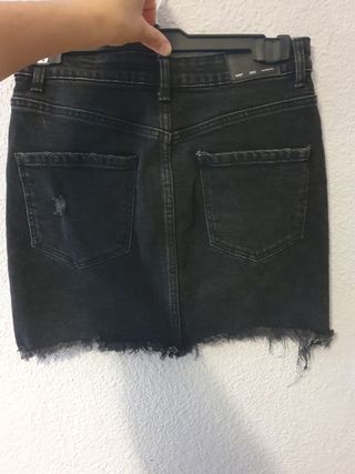 Falda vaquera negra desgastada