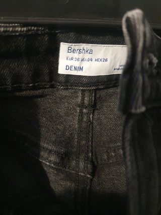 Falda vaquera negra desgastada