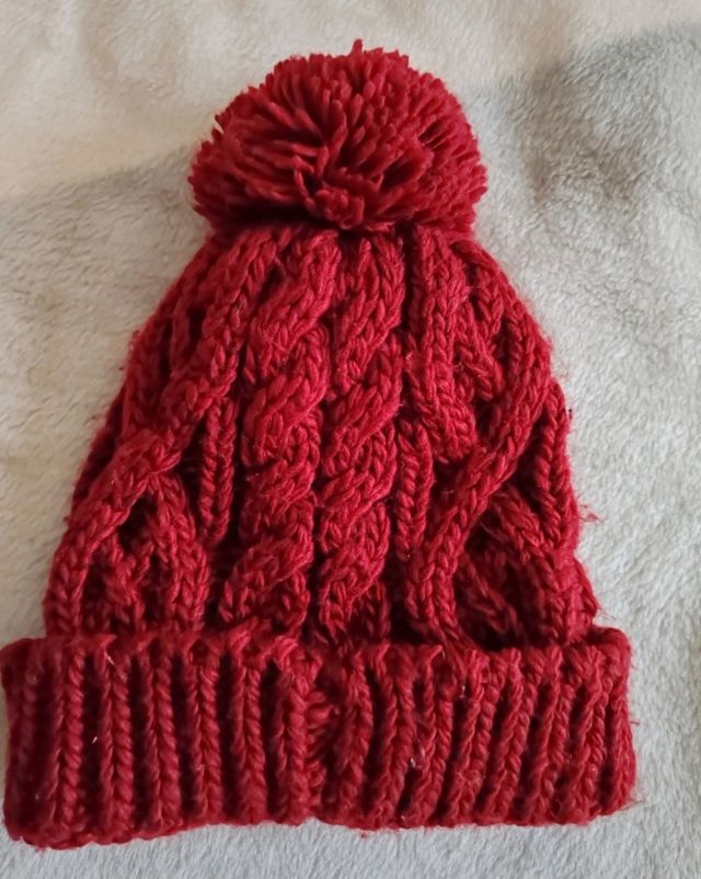 Gorro de lana rojo con pompón