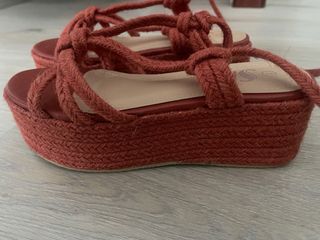 Sandalias de cuña con tiras trenzadas