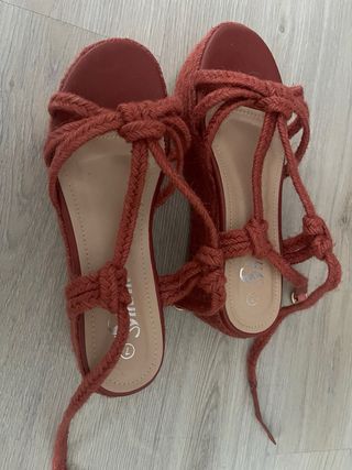 Sandalias de cuña con tiras trenzadas