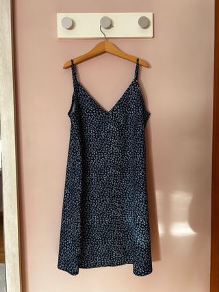 Vestido floral azul con tirantes