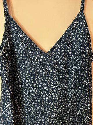 Vestido floral azul con tirantes