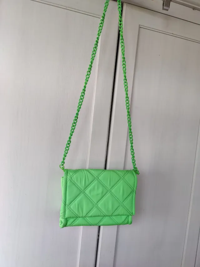 Bolso Stradivarius verde acolchado