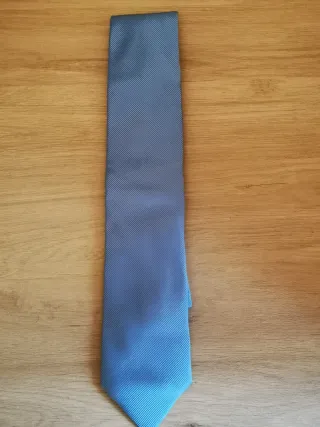 Corbata H&M azul celeste preciosa - ideal regalo