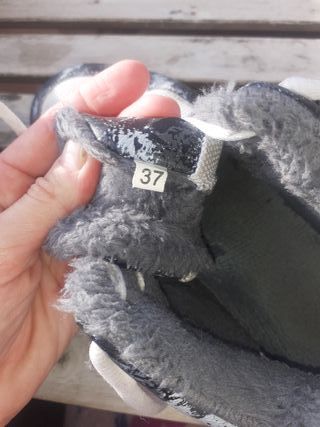 Zapatillas Jordan niño negras y blancas.