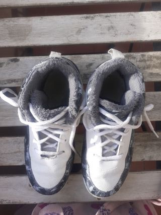 Zapatillas Jordan niño negras y blancas.