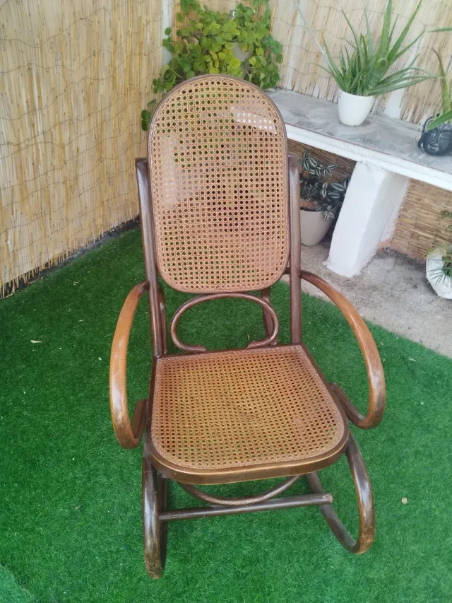 Mecedora antigua de madera y ratán