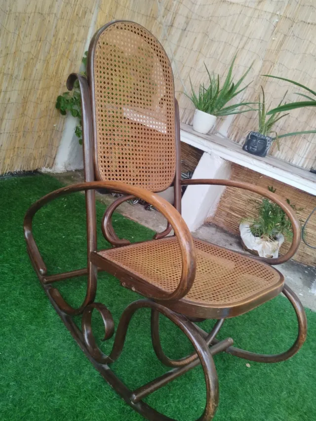 Mecedora antigua de madera y ratán