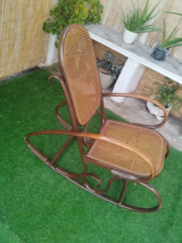 Mecedora antigua de madera y ratán