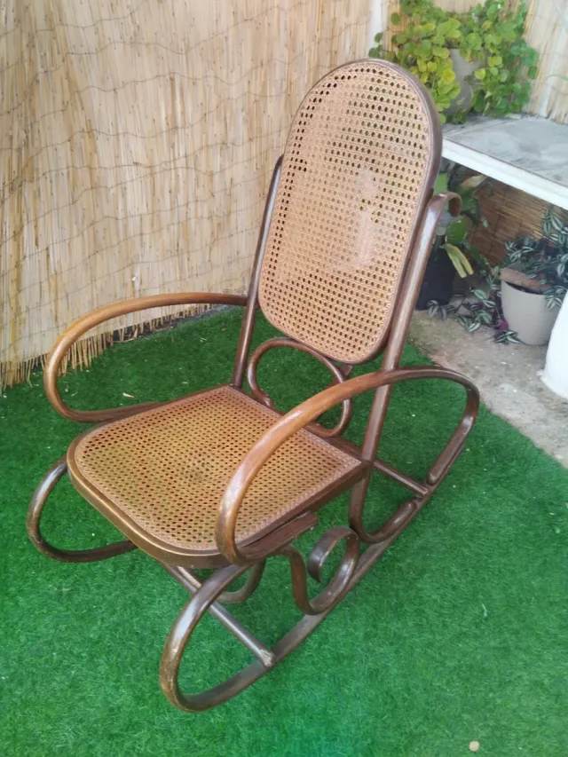 Mecedora antigua de madera y ratán
