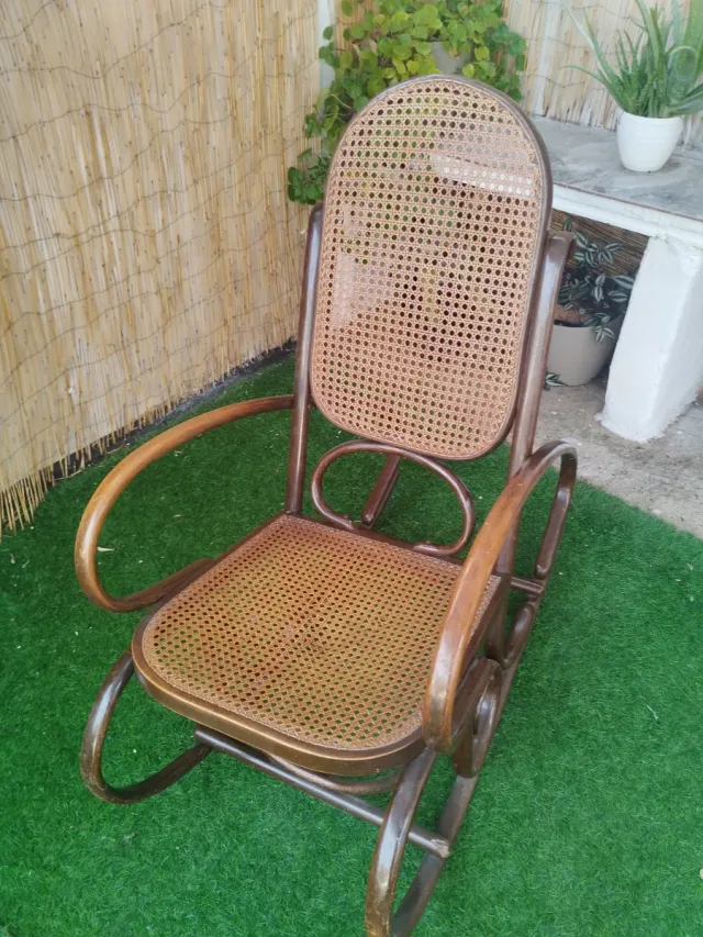 Mecedora antigua de madera y ratán