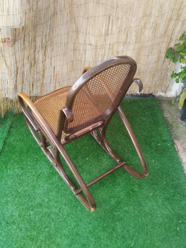 Mecedora antigua de madera y ratán