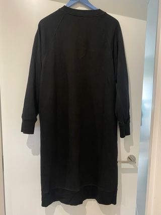 Vestido COS negro estilo sudadera