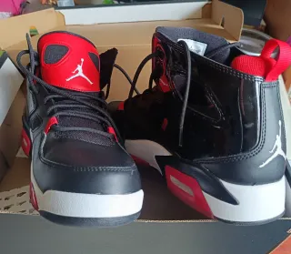 Nike Air Jordan Negras/Rojas
Nuevas con etiquetas