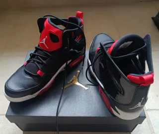 Nike Air Jordan Negras/Rojas
Nuevas con etiquetas