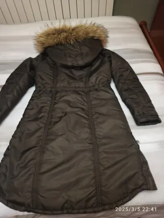 Abrigo largo con capucha y pelo