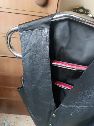 Chaleco de cuero negro