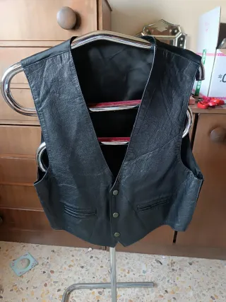 Chaleco de cuero negro