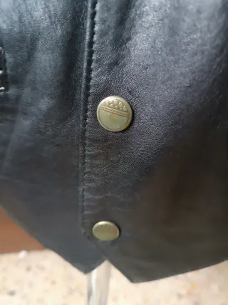 Chaleco de cuero negro