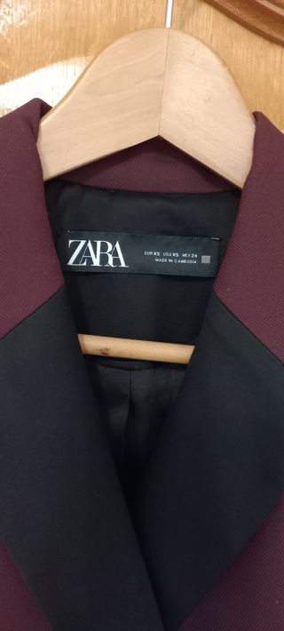Chaqueta NUEVA de Zara burdeos y negro.