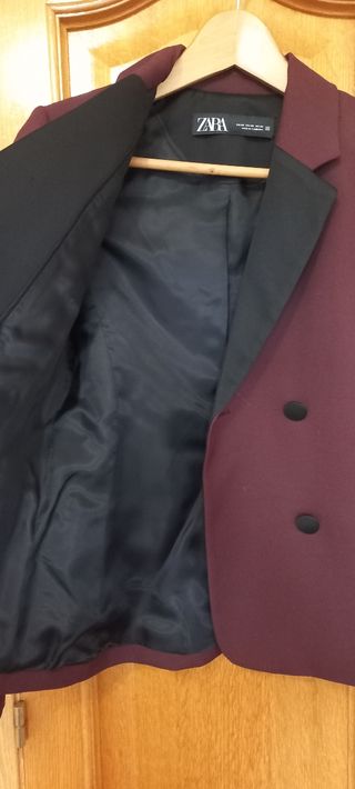Chaqueta NUEVA de Zara burdeos y negro.