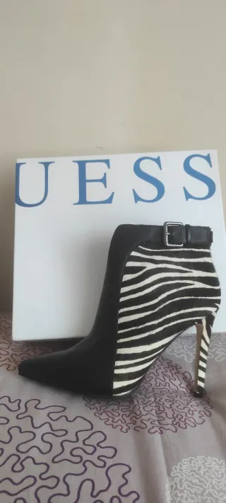 Botines Guess Piel Cebra Tacón Aguja