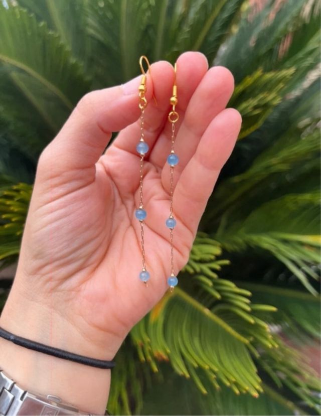 Pendientes largos con cuentas azules y doradas